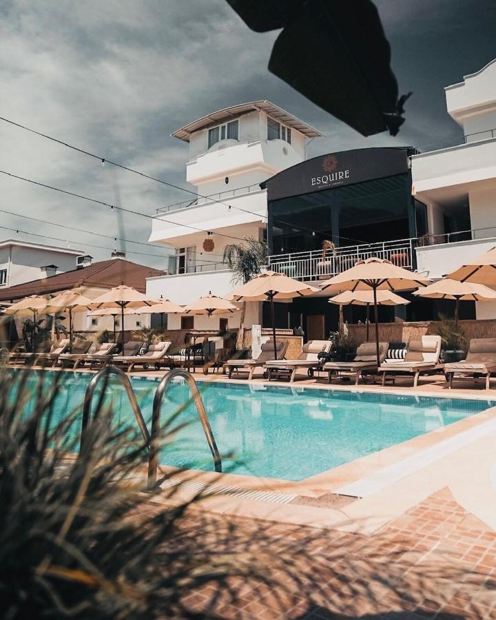 Esquire And Lounges 2*